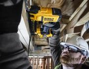 Степлер скобозабивний DeWALT DCN701D2