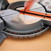 Пила торцювальна мережева BLACK+DECKER BES702