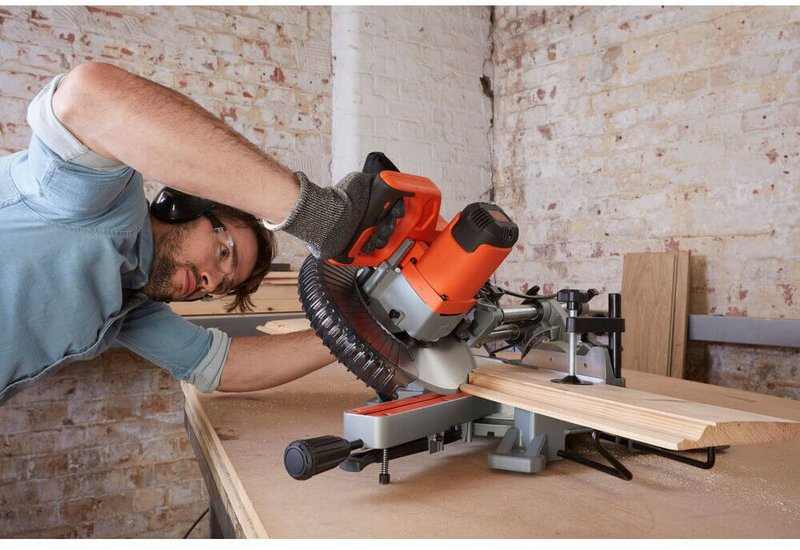 Пила торцювальна мережева BLACK+DECKER BES700
