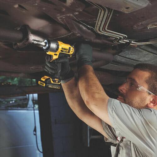 Гайкокрут ударний акумуляторний DeWALT DCF813D2