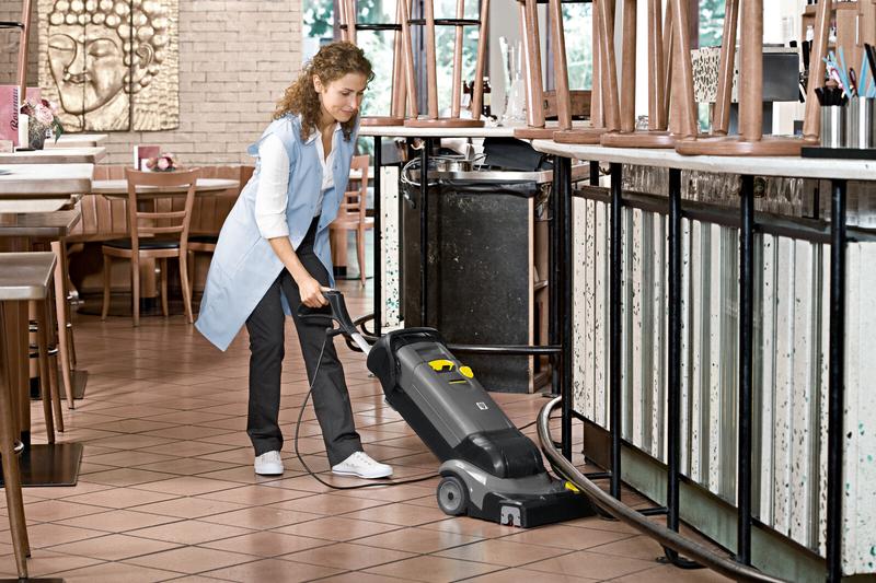 Компактна підлогомийна-усмоктувальна машина Karcher BR 30-4 C + MF