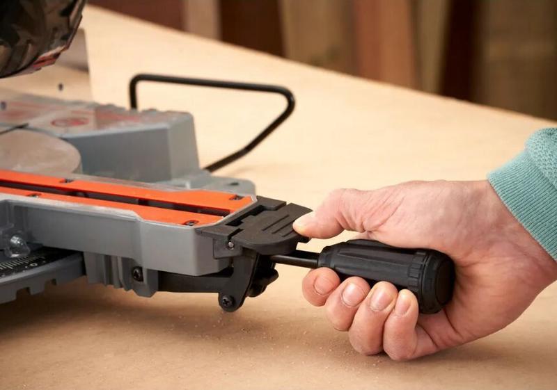 Торцювальна пилка BLACK+DECKER BES701