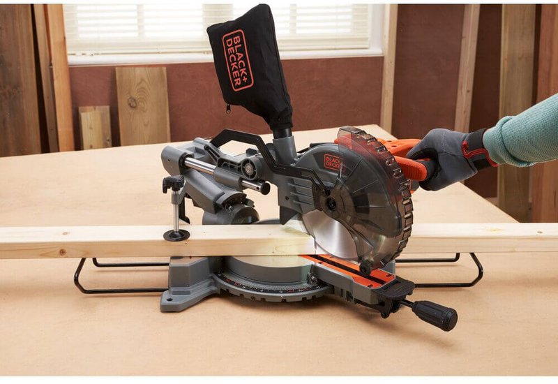 Пила торцювальна мережева BLACK+DECKER BES701