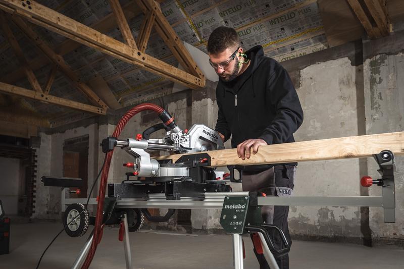 Торцювальна пила мережева Metabo KGS216M (613216000)