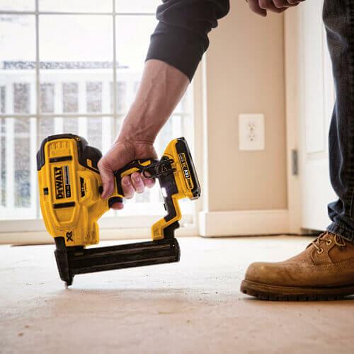 Акумуляторний цвяхозабивач DeWALT DCN681N (без акумулятора і ЗП)