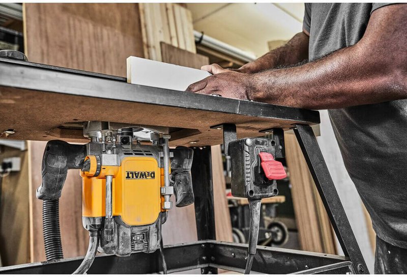 Фрезер мережевий DeWALT DWE627KT