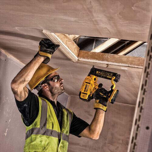 Акумуляторний цвяхозабівач DeWALT DCN680D2