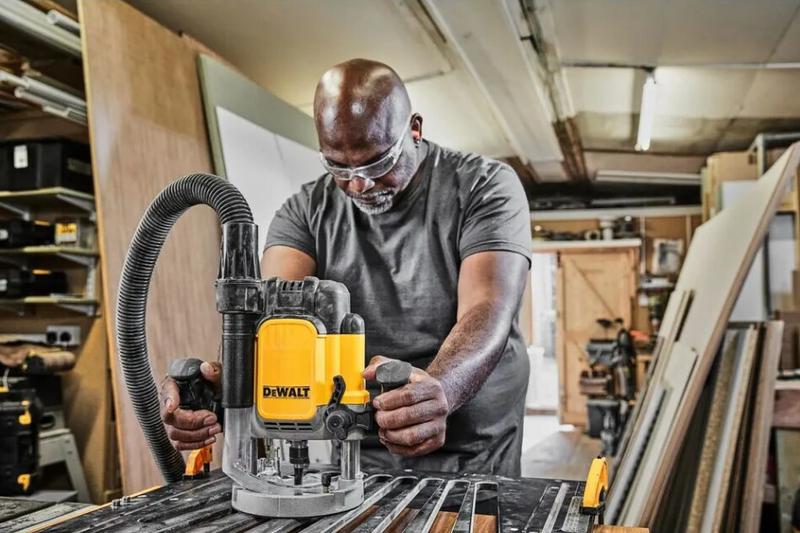 Фрезер DeWALT DWE625