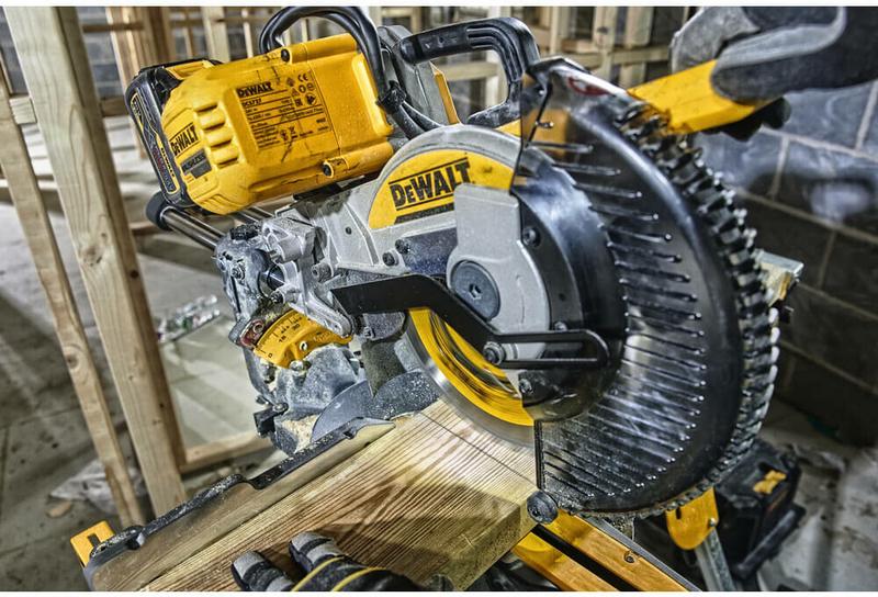 Пила торцювальна акумуляторна безщітковий DeWALT DCS727N