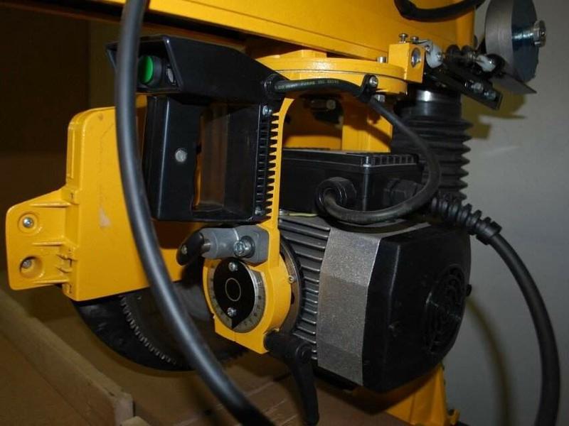 Радіально-консольна пила DeWalt DW721KN