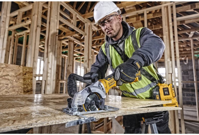 Пила дискова акумуляторна безщіткова компактна DeWALT DCS571NT