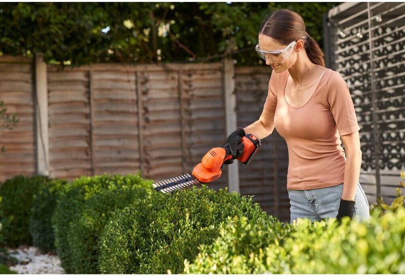 Кущоріз-ножиці акумуляторні BLACK+DECKER BCSS18D1