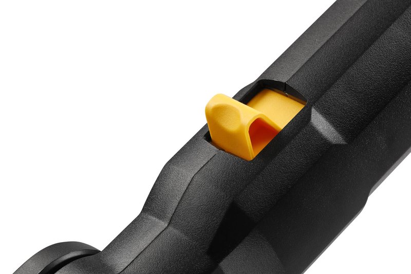 Кущоріз акумуляторний щітковий зі штангою DeWALT DCMPH566N