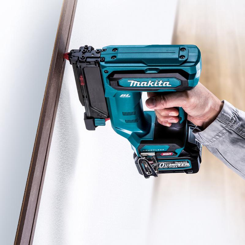 Акумуляторний штифтозабивний пістолет Makita XGT PT001GZ (Без АКБ і ЗП)