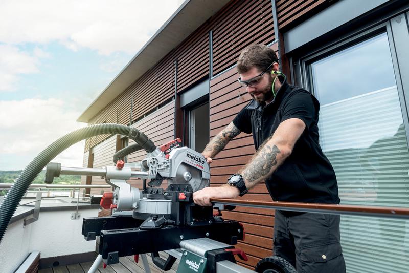 Акумуляторна торцювальна пила Metabo KGS 18 LTX BL 216 (614216650)