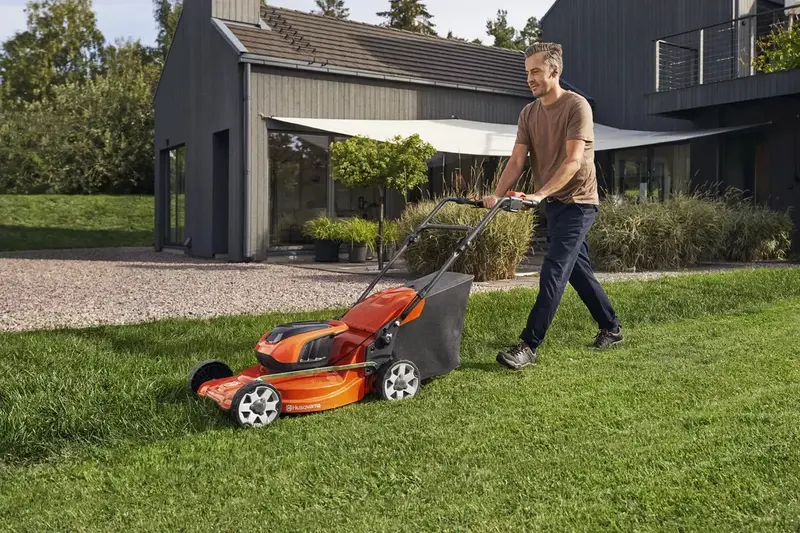 Акумуляторна газонокосарка Husqvarna LC 142iS (9705419-01) (без АКБ та ЗП)