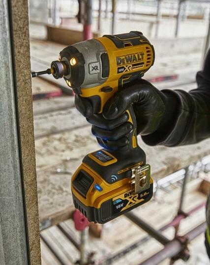 Шурупокрут ударний акумуляторний DeWALT з Bluetooth DCF888P2B
