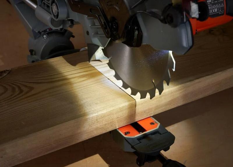 Торцювальна пилка BLACK+DECKER BES701