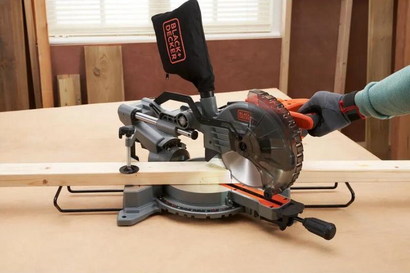 Торцювальна пилка BLACK+DECKER BES701
