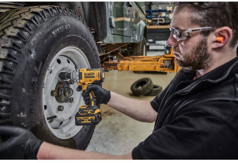 Гайкокрут ударний акумуляторний безщітковий DeWALT DCF891NT