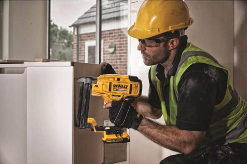 Акумуляторний степлер DeWALT DCN681D2
