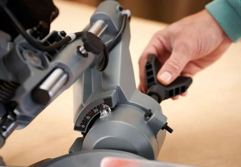 Торцювальна пилка BLACK+DECKER BES701