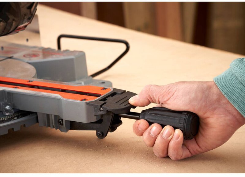 Пила торцювальна мережева BLACK+DECKER BES701