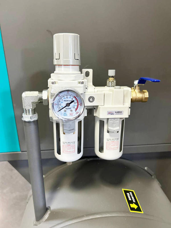 Гвинтовий повітряний компресор 200 л GTM DLG7.5V/inv масляний 380В/інвертор/кожух (DLG7.5V-INV Closed case) 25143