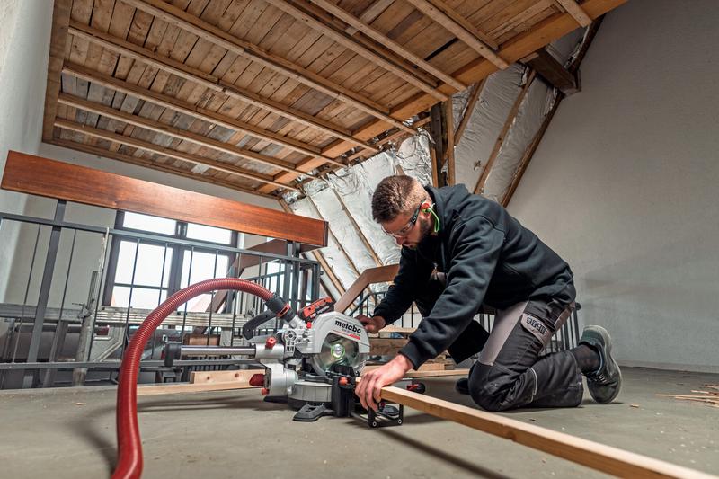 Акумуляторна торцювальна пила Metabo KGS 18 LTX BL 216 (614216920)