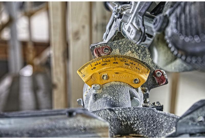 Пила торцювальна акумуляторна безщітковий DeWALT DCS727N