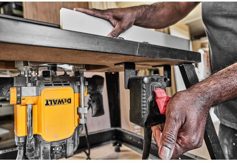 Фрезер мережевий DeWALT DWE627KT