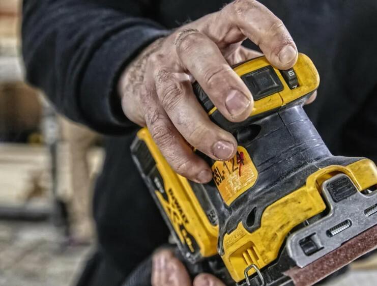 Шліфмашина вібраційна DeWALT DCW200P2, чемодан