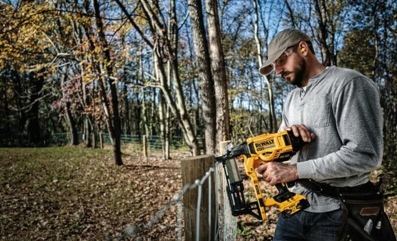 Степлер скобозабивний DeWALT DCFS950P2