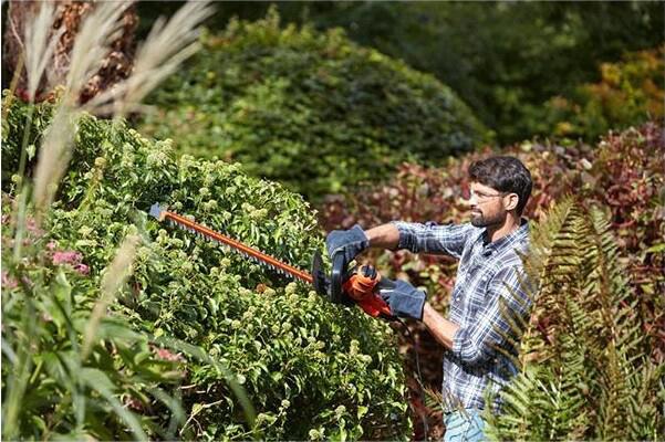 Кущоріз мережевий з ножівкою Black   Decker BEHTS401-QS