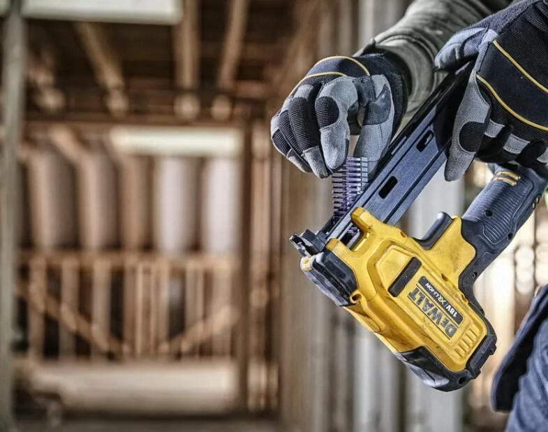 Степлер скобозабивний DeWALT DCN701D2