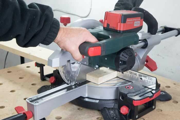 Акумуляторна пила торцювальна Metabo KGS 18 LTX 216 (619001650)