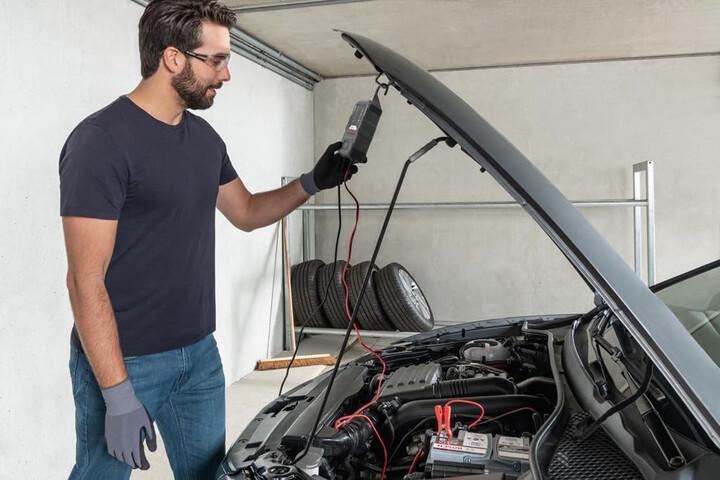 Зарядний пристрій Bosch C30, 6V/12V, 0.8A/3.8A, 1.2Ah-14Ah/1.2Ah-120Ah, свинцево-кислотний, EFB, AGM, GEL, VRLA (0189911030)