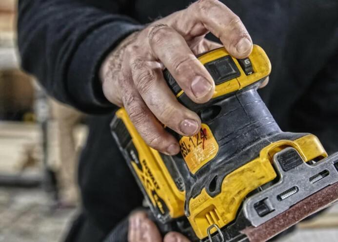 Шліфмашина вібраційна DeWALT DCW200NT, чемодан