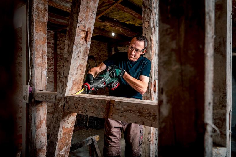 Акумуляторна шабельна пилка Metabo SSEP 18 LT BL (601617850) (без АКБ та ЗП)