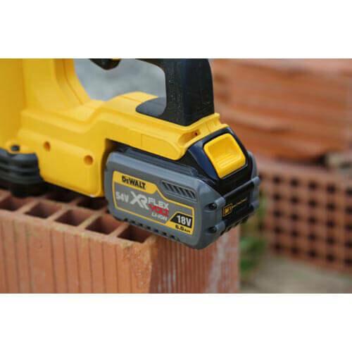 Акумуляторна пила DeWALT XR FLEXVOLT DCS396N (без акумулятора і ЗП)