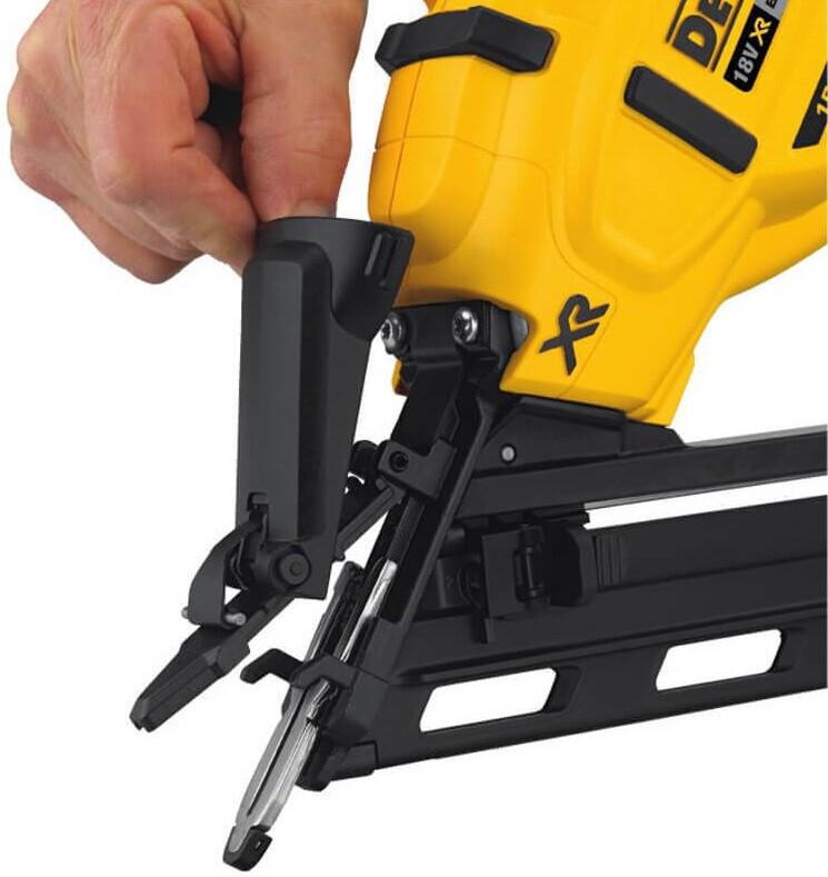 Акумуляторний цвяхозабівач DeWALT DCN650P2