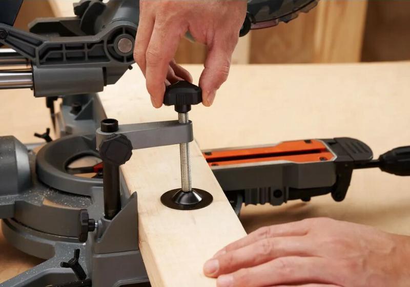 Торцювальна пилка BLACK+DECKER BES701