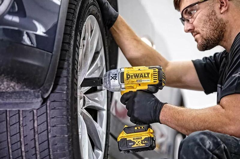Гайкокрут ударний акумуляторний безщітковий DeWALT DCF899NT+DCB184