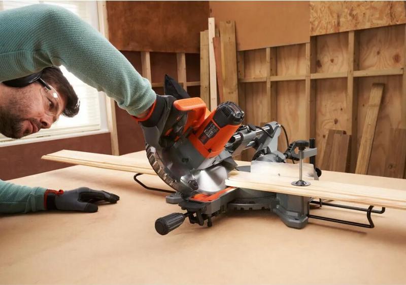 Торцювальна пилка BLACK+DECKER BES701