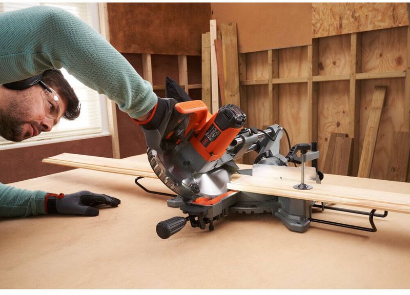 Пила торцювальна мережева BLACK+DECKER BES701
