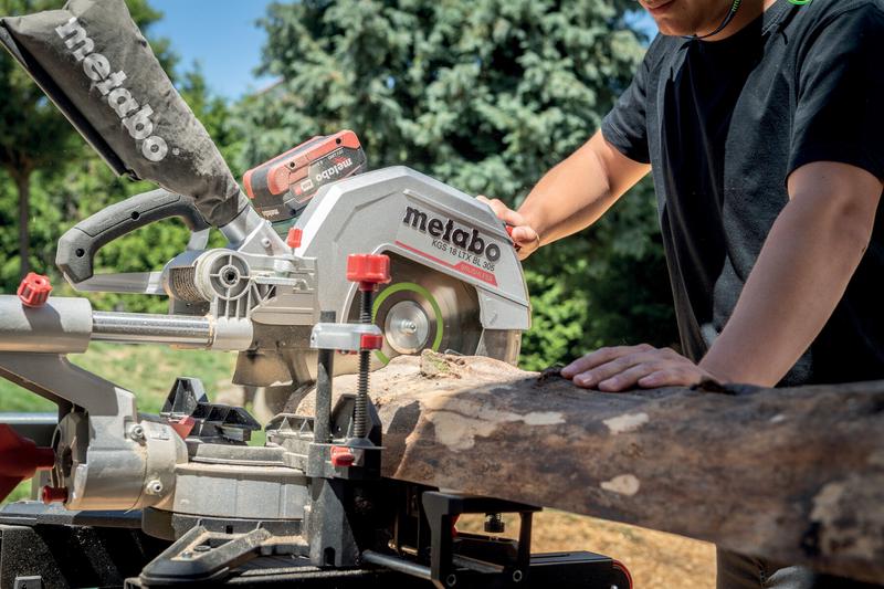 Акумуляторна торцювальна пила Metabo KGS 18 LTX BL 305, без АКБ та ЗП (614305850)