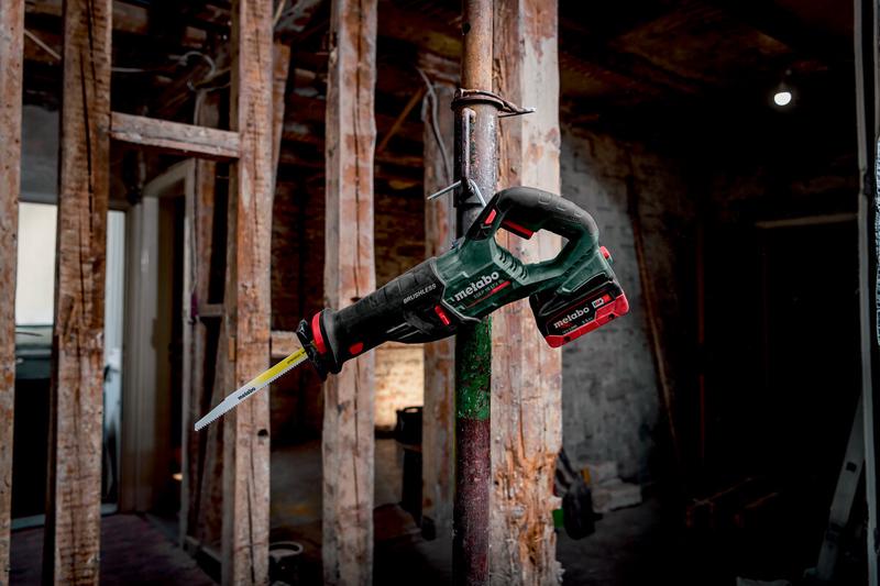 Акумуляторна шабельна пилка Metabo SSEP 18 LT BL (601617850) (без АКБ та ЗП)
