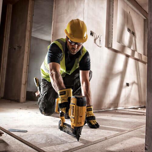 Акумуляторний цвяхозабівач DeWALT DCN680D2
