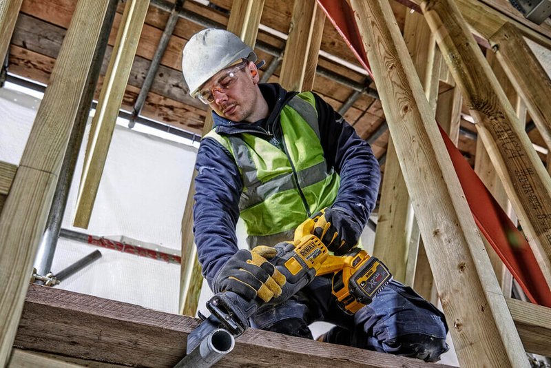 Пила шабельна акумуляторна DeWALT DCS389NT