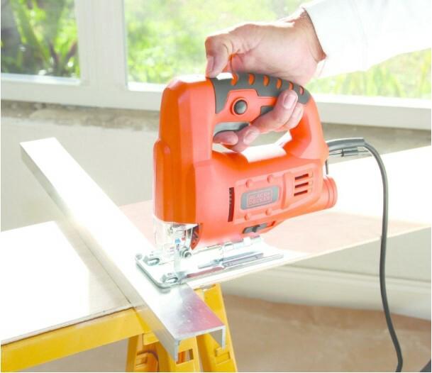 Електролобзик BLACK   DECKER JS20